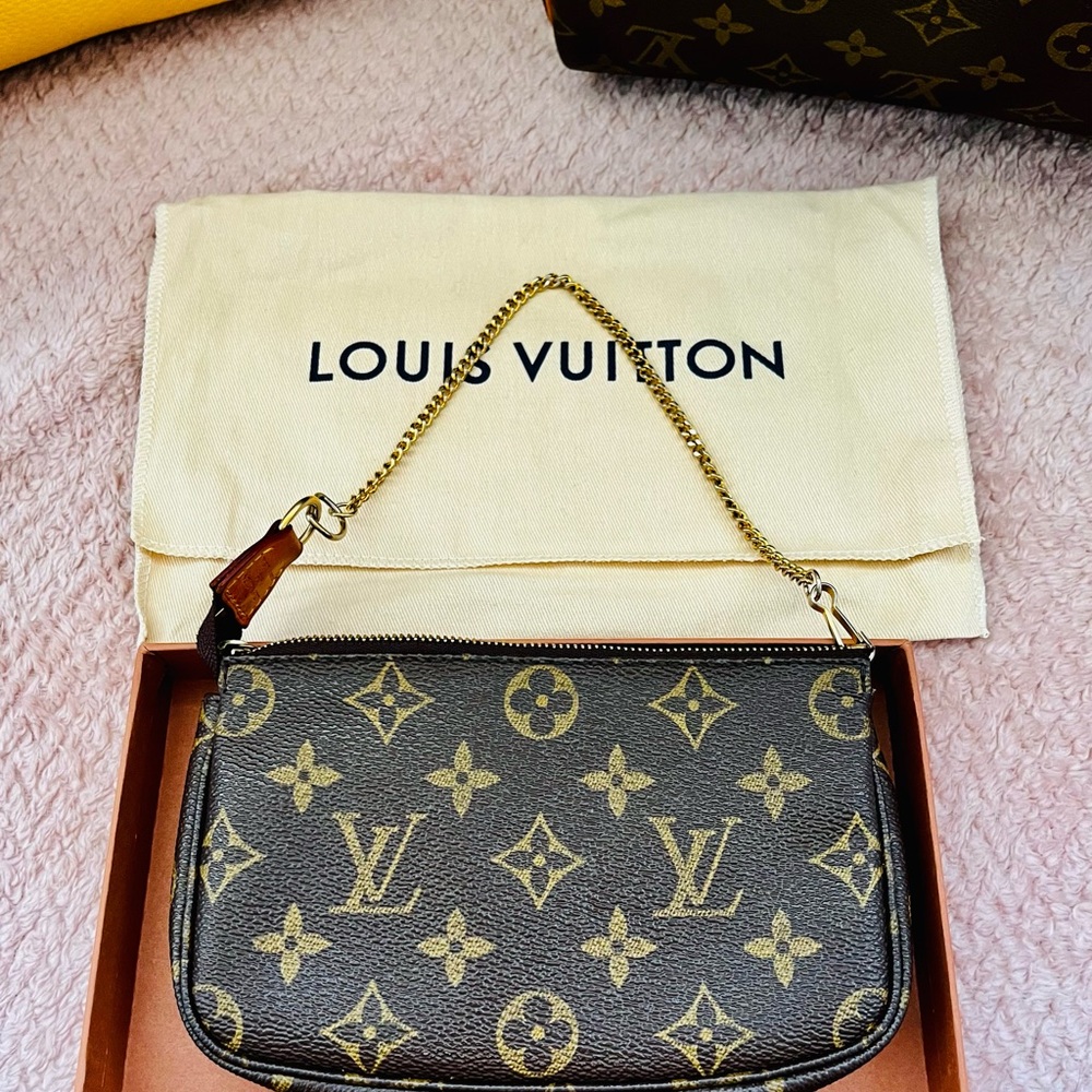 ♦️Sold♦️. Louis Vuitton mini pochette